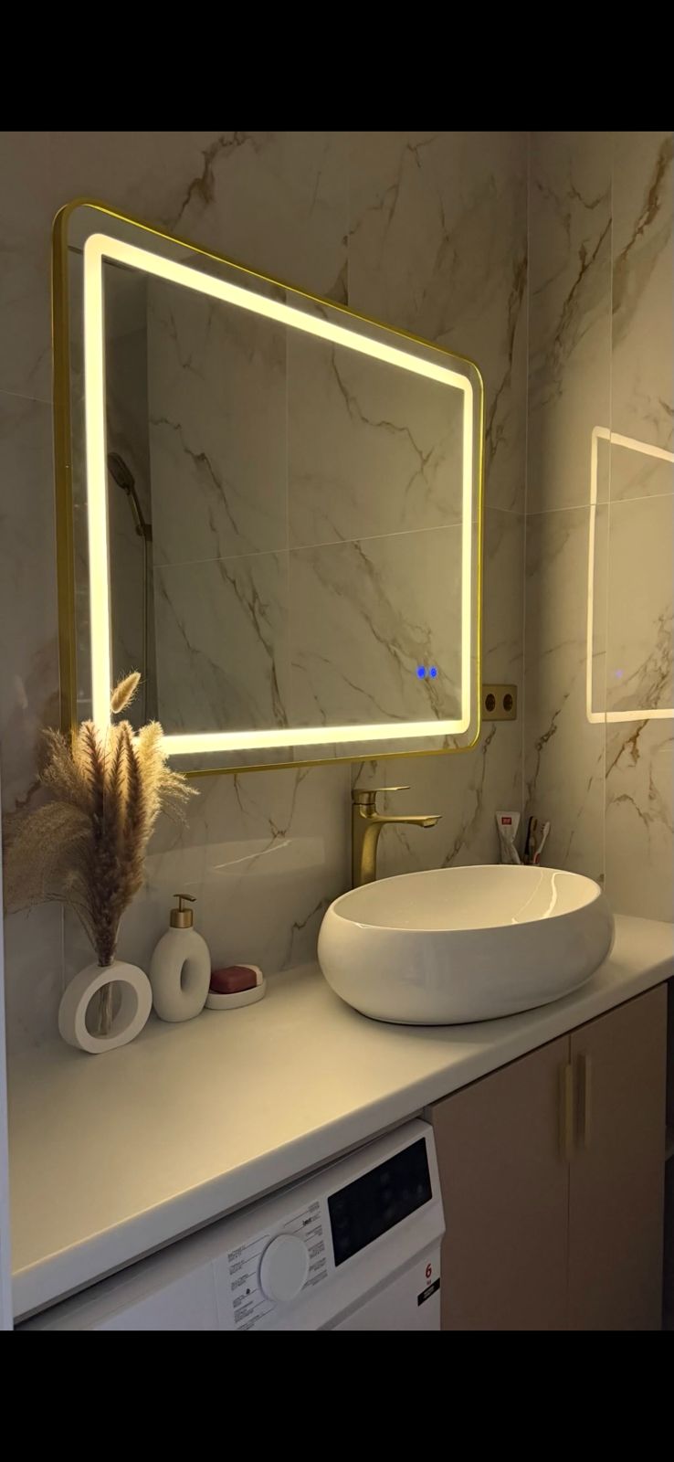 Цветы на стене